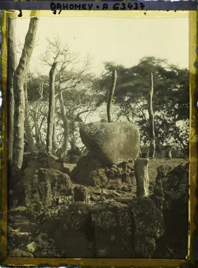Tertre de guerre des rois du Dahomey, pierre pour aiguiser les coupe-coupe