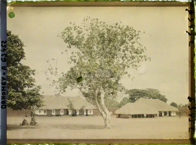 La place Singbodji devant les entrées des palais de Glélé et Guézo