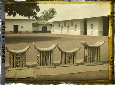 Trônes royaux d'Abomey (Dakodonou, Ouegbadja, Akaba, Agadja) devant la salle des trônes (zinkpoho) de la cour du palais de Guézo