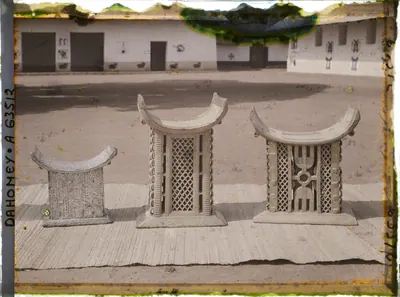 Trônes royaux d'Abomey (Tegbessou, Kpengla, Agonglo) devant la salle des trônes (zinkpoho) de la cour du palais de Guézo