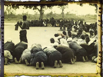 Louanges aux anciens rois d'Abomey : le kpanligan narre les exploits des rois défunts en rythmant le récit à l'aide de l'instrument dont il porte le nom
