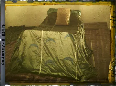 Le lit funéraire à l'intérieur de la tombe de Béhanzin, palais d'Abomey